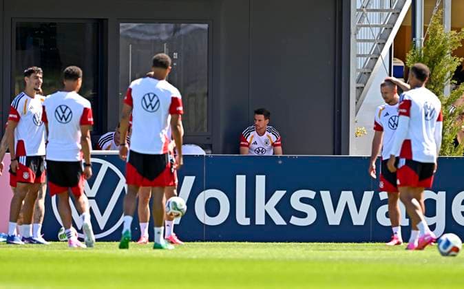 28 05 2026, Football DFB national team Germany, training camp before the World Cup in Herzogenaurach, in the home ground at ADIDAS First training session on the Adidas sports field, Leon Goretzka Germany sits on the sidelines at the beginning