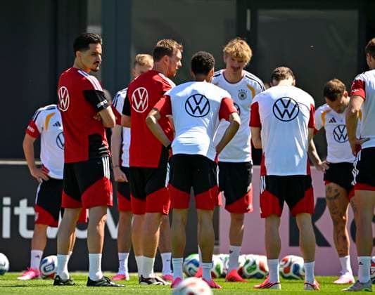 28 05 2026, Football DFB national team Germany, training camp before the World Cup in Herzogenaurach, in the home ground at ADIDAS First training session on the Adidas sports field, coach Julian Nagelsmann Germany addresses his words to the team