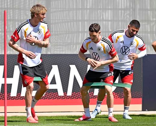 28 05 2026, Football DFB national team Germany, training camp before the World Cup in Herzogenaurach, in the home ground at ADIDAS First training session on the Adidas sports field, from left Nick Woltemade Germany , Florian Wirtz Germany and Deniz Undav Germany with rubber bands