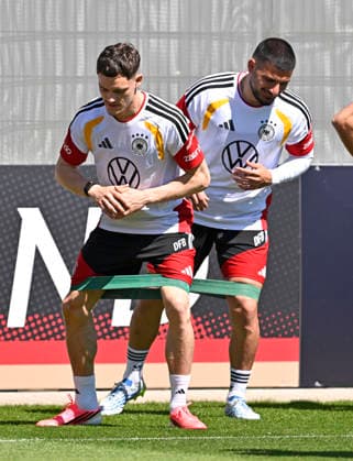 28 05 2026, Football DFB national team Germany, training camp before the World Cup in Herzogenaurach, in the home ground at ADIDAS First training session on the Adidas sports field, from left Florian Wirtz Germany and Deniz Undav Germany with rubber bands