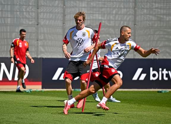 28 05 2026, Football DFB national team Germany, training camp before the World Cup in Herzogenaurach, in the home ground at ADIDAS First training session on the Adidas sports field, from left Nick Woltemade Germany and Waldemar Anton Germany