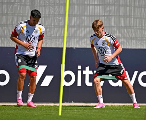 28 05 2026, Football DFB national team Germany, training camp before the World Cup in Herzogenaurach, in the home ground at ADIDAS First training session on the Adidas sports field, from left Nadiem Amiri Germany and Lennart Karl Germany with rubber bands