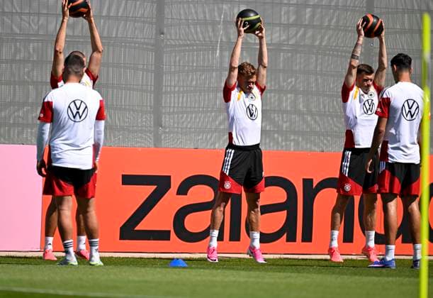 28 05 2026, Football DFB national team Germany, training camp before the World Cup in Herzogenaurach, in the home ground at ADIDAS First training session on the Adidas sports field, Joshua Kimmich Germany stretches with ball
