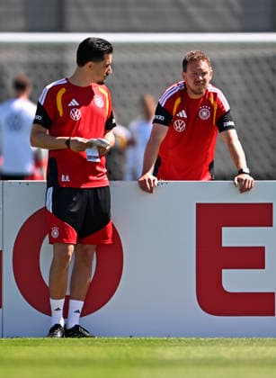 28 05 2026, Football DFB national team Germany, training camp before the World Cup in Herzogenaurach, in the home ground at ADIDAS First training session on the Adidas sports field, coach Julian Nagelsmann Germany and co-coach Benjamin Hübner Germany