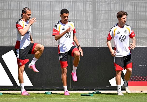 28 05 2026, Football DFB national team Germany, training camp before the World Cup in Herzogenaurach, in the home ground at ADIDAS First training session on the Adidas sports field, from left Leroy Sane Germany , Jamal Musiala Germany and Angelo Stiller Germany