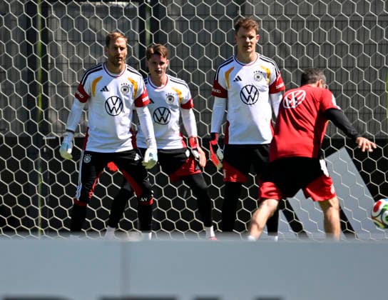 28 05 2026, Football DFB national team Germany, training camp before the World Cup in Herzogenaurach, in the home ground at ADIDAS First training session on the Adidas sports field, from left goalkeeper Oliver Baumann Germany , goalkeeper Jonas Urbig Germany and goalkeeper Alexander Nübel Germany