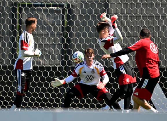 28 05 2026, Football DFB national team Germany, training camp before the World Cup in Herzogenaurach, in the home ground at ADIDAS First training session on the Adidas sports field, from left goalkeeper Oliver Baumann Germany , goalkeeper Jonas Urbig Germany and goalkeeper Alexander Nübel Germany