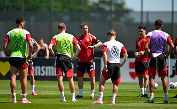 28 05 2026, Football DFB national team Germany, training camp before the World Cup in Herzogenaurach, in the home ground at ADIDAS First training session on the Adidas sports field, coach Julian Nagelsmann Germany and co-coach Benjamin Hübner Germany at the tactical meeting with the team