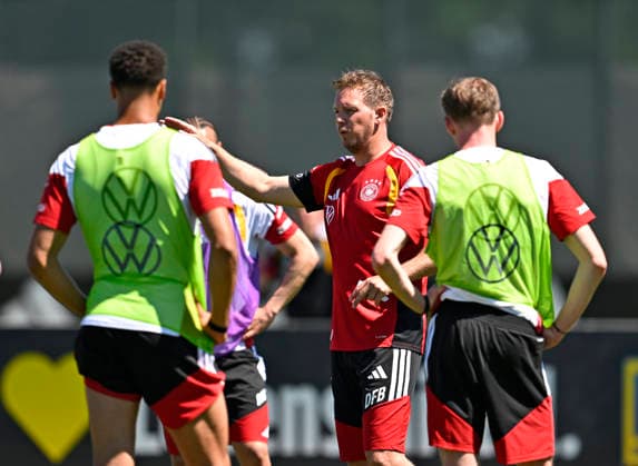 28 05 2026, Football DFB national team Germany, training camp before the World Cup in Herzogenaurach, in the home ground at ADIDAS First training session on the Adidas sports field, coach Julian Nagelsmann Germany tactical meeting with the team