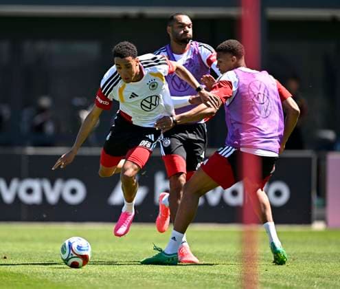 28 05 2026, Football DFB national team Germany, training camp before the World Cup in Herzogenaurach, in the home ground at ADIDAS First training session on the Adidas sports field, Jamal Musiala Germanyâ against Jonathan Tah Germany