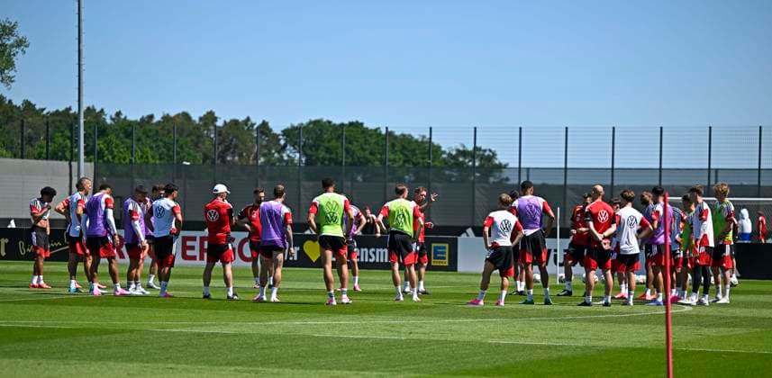 28 05 2026, Football DFB national team Germany, training camp before the World Cup in Herzogenaurach, in the home ground at ADIDAS First training session on the Adidas sports field, coach Julian Nagelsmann Germany at the tactical meeting with the team
