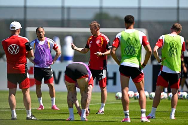 28 05 2026, Football DFB national team Germany, training camp before the World Cup in Herzogenaurach, in the home ground at ADIDAS First training session on the Adidas sports field, coach Julian Nagelsmann Germany at the tactical meeting with the team