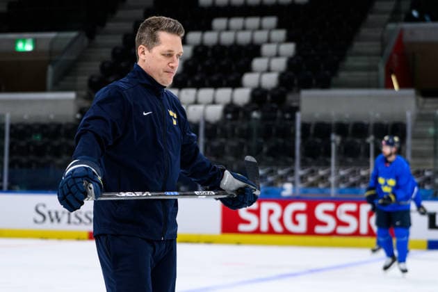 260528 Head coach Sam Hallam of Sweden at a practice session during the 2026 IIHF Ice Hockey World Championship on May 28, 2026 in Zurich Photo Jesper Zerman BILDBYRAN kod JZ JZ0734 ishockey ice hockey ishockey vm 2026 vm 2026 iihf world championship träning practice sverige sweden day 14 bbeng  Copyright: JESPERxZERMAN BB260528JZ025