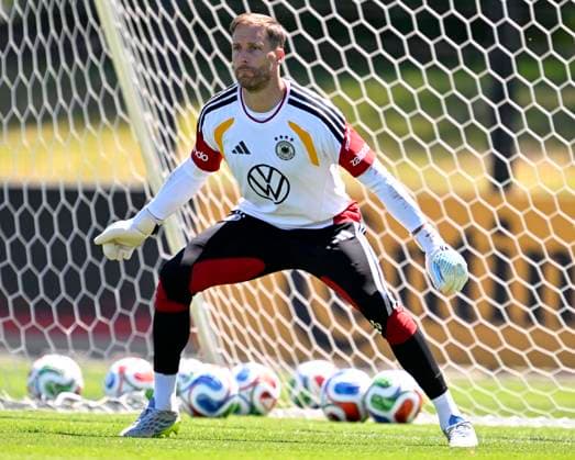 28 05 2026, Football DFB national team Germany, training camp before the World Cup in Herzogenaurach, in the home ground at ADIDAS First training session on the Adidas sports field, goalkeeper Oliver Baumann Germany concentrated