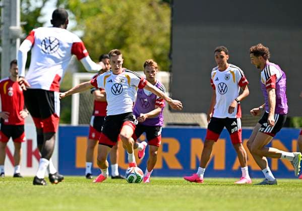 28 05 2026, Football DFB national team Germany, training camp before the World Cup in Herzogenaurach, in the home ground at ADIDAS First training session on the Adidas sports field, from left Nico Schlotterbeck Germany , Joshua Kimmich Germany , Jamal Musiala Germany and Leon Goretzka Germany