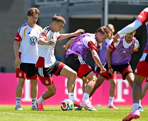 28 05 2026, Football DFB national team Germany, training camp before the World Cup in Herzogenaurach, in the home ground at ADIDAS First training session on the Adidas sports field, from left Angelo Stiller Germany , Nico Schlotterbeck Germany , Joshua Kimmich Germany and Alexander Pavlovic Germany