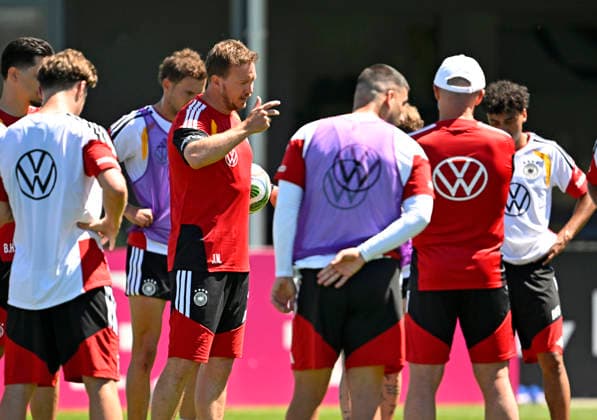28 05 2026, Football DFB national team Germany, training camp before the World Cup in Herzogenaurach, in the home ground at ADIDAS First training session on the Adidas sports field, coach Julian Nagelsmann Germany gathers his players around him