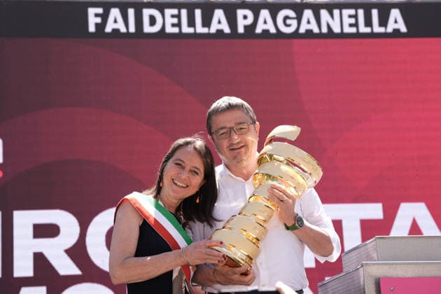 Maria Vittoria Mottes (mayor Fai della Paganella) Maurizio Fugatti presidente della Provincia autonoma di Trento during Stage 18 of the Giro d™Italia, from Fai della Paganella to Pieve di Soligo, Italy - Thursday May 28, 2026.  Copyright: xMassimoxPaolonex xLaPressex