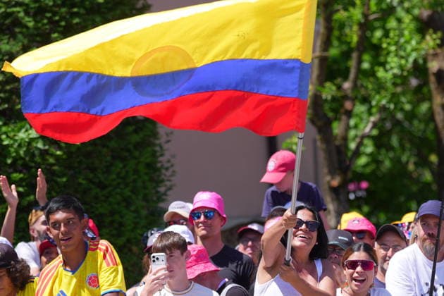 Fans waving a flag during Stage 18 of the Giro d™Italia from Fai della Paganella - Pieve di Soligo Italy, Thursday May 28, 2026  Copyright: xSimonexSpada LaPressex