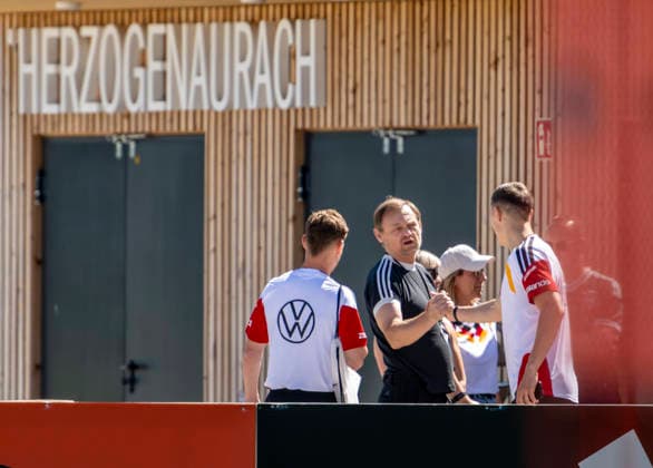 27 05 2026, Football DFB national team Germany, training camp before the World Cup, kick-off press conference in the HALFTIME media center at ADIDAS, in Herzogenaurach ADIDAS CEO Björn Gulden center welcomes Nico Schlotterbeck right, Germany and Joshua Kimmich left, Germany before training