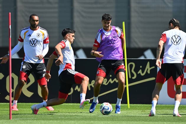 v r Alexander PAVLOVIC GER , action, duel against Nadiem AMIRI GER , hi li Jonathan Tah GER , r Leroy SANE GER German national football team, World Cup preparation, training camp in Herzogenaurach on 28 05 2026