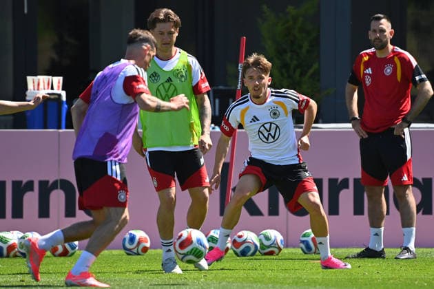 v loi Pascal GROSS GER , Angelo STILLER GER , Lennart KARL GER , action,duel German national football team,World Cup preparation, training camp in Herzogenaurach on 28 05 2026
