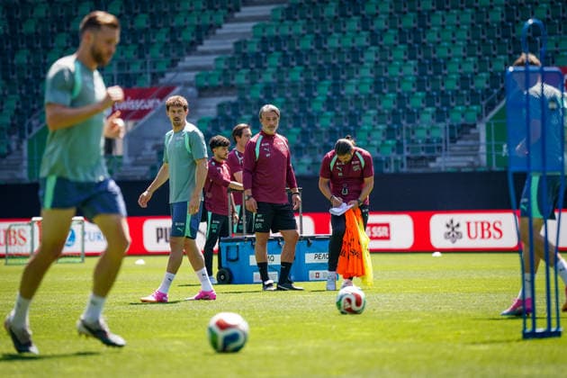 Switzerland Football Swiss national team 2026, Training of the Swiss national team Kybunpark St Gallen Murat Yakin coach, Switzerland watches the training Copyright: xJOERANxSTEINSIEKx