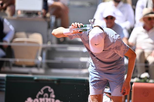 2026 French Open (Roland-Garros) - Day 5 PARIS, FRANCE - MAY 28: Italy s Jannik Sinner cools down during a break in play in his men s singles match against Argentina s Juan Manuel Cerundolo on day five of the French Open (Roland Garros) on Court Philippe-Chatrier in Paris, France, on May 28, 2026. Mustafa Yalcin Anadolu Paris France. Editorial use only. Please get in touch for any other usage.  Copyright: x2026xAnadoluxMustafaxYalcinx