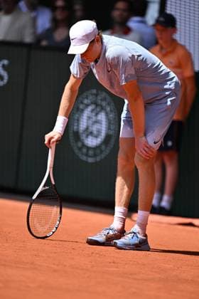 2026 French Open (Roland-Garros) - Day 5 PARIS, FRANCE - MAY 28: Jannik Sinner of Italy competes against Argentina s Juan Manuel Cerundolo (not seen) on day 5 of the French Open tennis tournament on Court Philippe-Chatrier at the Roland-Garros Complex in Paris on May 28, 2026. Mustafa Yalcin Anadolu Paris France. Editorial use only. Please get in touch for any other usage.  Copyright: x2026xAnadoluxMustafaxYalcinx