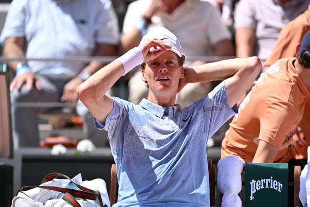 2026 French Open (Roland-Garros) - Day 5 PARIS, FRANCE - MAY 28: Italy s Jannik Sinner cools down during a break in play in his men s singles match against Argentina s Juan Manuel Cerundolo on day five of the French Open (Roland Garros) on Court Philippe-Chatrier in Paris, France, on May 28, 2026. Mustafa Yalcin Anadolu Paris France. Editorial use only. Please get in touch for any other usage.  Copyright: x2026xAnadoluxMustafaxYalcinx