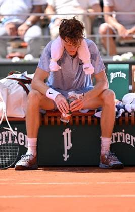 2026 French Open (Roland-Garros) - Day 5 PARIS, FRANCE - MAY 28: Jannik Sinner of Italy competes against Argentina s Juan Manuel Cerundolo (not seen) on day 5 of the French Open tennis tournament on Court Philippe-Chatrier at the Roland-Garros Complex in Paris on May 28, 2026. Mustafa Yalcin Anadolu Paris France. Editorial use only. Please get in touch for any other usage.  Copyright: x2026xAnadoluxMustafaxYalcinx