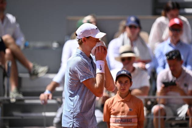 2026 French Open (Roland-Garros) - Day 5 PARIS, FRANCE - MAY 28: Jannik Sinner of Italy competes against Argentina s Juan Manuel Cerundolo (not seen) on day 5 of the French Open tennis tournament on Court Philippe-Chatrier at the Roland-Garros Complex in Paris on May 28, 2026. Mustafa Yalcin Anadolu Paris France. Editorial use only. Please get in touch for any other usage.  Copyright: x2026xAnadoluxMustafaxYalcinx