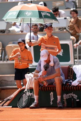 2026-05-28 2026 French Open - Day Five PARIS, FRANCE - MAY 28: Jannik Sinner of Italy looks dejected during Day Five of the 2026 French Open at Roland Garros on May 28, 2026 in Paris, France. (Photo by Marleen Fouchier BSR Agency) Paris France Content not available for redistribution in The Netherlands directly or indirectly through any third parties. Copyright: xBSRxAgencyx