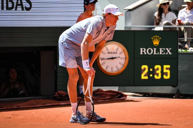 May 28, 2026, Paris, France, France: Jannik SINNER of Italy looks injured during the fifth day of the Roland-Garros 2026, French Open 2026, Grand Slam tennis tournament at Roland-Garros Stadium on May 28, 2026 in Paris, France. Roland Garros 2026 - Day 5  - ZUMAm308 20260528_zsp_m308_009 Copyright: xMatthieuxMirvillex