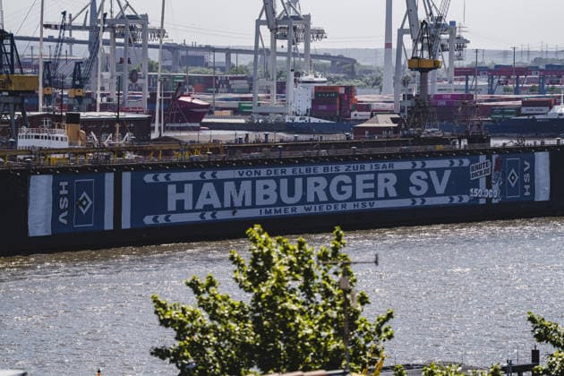 Deutschland, Hamburg, Hamburger Hafen, Blohm+Voss Dock 11, Dock 11, Schwimmdock, Hamburger SV, HSV, HSV Werbung, Mitgliederwerbung, HSV Banner, HSV Schal, Fußballkultur, Traditionsverein, Aufstiegskampagne, Raute-Dich.de, Von der Elbe bis zur Isar immer wieder HSV, Hafen Hamburg, Elbe, Hafenkräne, Containerterminal, Werft, Werftindustrie, Schiffswerft, Dockanlage, maritime Szene, Industriehafen, Hafenpanorama, Hafenbetrieb, Schifffahrt, Wasserverkehr, Containerhafen, Hafenfotografie, maritime Fotografie, Urban Photography, Norddeutschland, Stadtansicht, Industriearchitektur, Docklands, Elbansicht, Morgenlicht, Sonnenlicht, Sommerlicht, Hamburger Skyline, Hafenindustrie, Großwerft, Bannerwerbung, Outdoor Werbung, Logistik, Containerlogistik, Windkraftanlagen *** Germany, Hamburg, Port of Hamburg, Blohm Voss Dock 11, Dock 11, floating dock, Hamburger SV, HSV, HSV advertising, member advertising, HSV banner, HSV scarf, soccer culture, traditional club, promotion campaign, Raute Dich de, From the Elbe to the Isar always HSV, Port of Hamburg, Elbe, harbor cranes, container terminal, shipyard, shipyard industry, shipyard, dock facility, maritime scene, Industrial port, port panorama, port operations, shipping, water traffic, container port, port photography, maritime photography, urban photography, northern Germany, city view, industrial architecture, docklands, Elbe view, morning light, sunlight, summer light, Hamburg skyline, port industry, large shipyard, banner advertising, outdoor advertising, logistics, container logistics, wind turbines Copyright: xStefanxTrochax