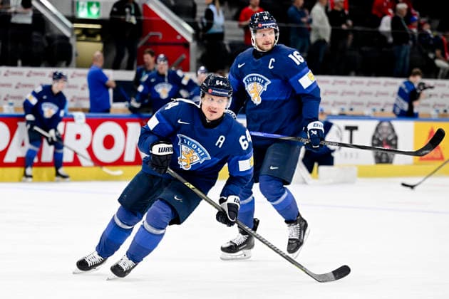 LKS 20260528 Mikael Granlund (L) and Aleksander Barkov Finland warms up ahead of the 2026 IIHF Ice hockey, Eishockey World Championships quarterfinal match between Finland and Czechia in Zurich on May 28, 2026. - RONI REKOMAA Zürich Switzerland 7MgMsOb91yw  Copyright: xRonixRekomaax 7MgMsOb91yw
