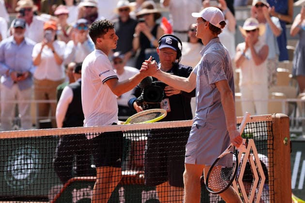 2026-05-28 2026 French Open - Day Five PARIS, FRANCE - MAY 28: Juan Manuel Cerundolo of Argentina, Jannik Sinner of Italy during Day Five of the 2026 French Open at Roland Garros on May 28, 2026 in Paris, France. (Photo by Marleen Fouchier BSR Agency) Paris France Content not available for redistribution in The Netherlands directly or indirectly through any third parties. Copyright: xBSRxAgencyx
