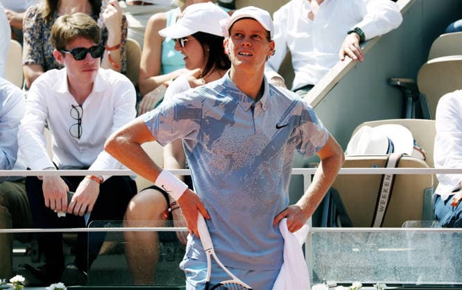 TENNIS - French Open 2026 PARIS,FRANCE,28.MAY.26 - TENNIS - ATP, Tennis Herren World Tour, French Open, Roland Garros, Grand Slam. Image shows the disappointment of Jannik Sinner (ITA).  GEPAxpictures xMatthiasxHauer