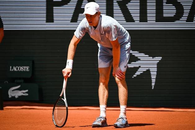 May 28, 2026, Paris, France, France: Jannik SINNER of Italy looks injured during the fifth day of the Roland-Garros 2026, French Open 2026, Grand Slam tennis tournament at Roland-Garros Stadium on May 28, 2026 in Paris, France. Roland Garros 2026 - Day 5  - ZUMAm308 20260528_zsp_m308_015 Copyright: xMatthieuxMirvillex