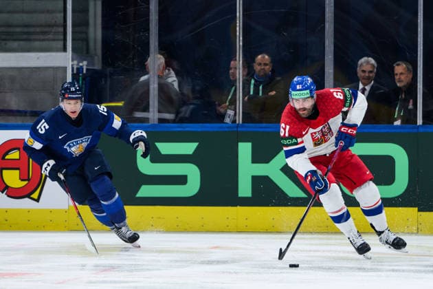 260528 Anton Lundell of Finland and Martin Kaut of Czech Republic during the 2026 IIHF Ice Hockey World Championship quarterfinal match between Finland and Czech Republic on May 28, 2026 in Zürich Photo Jesper Zerman BILDBYRAN kod JZ JZ0735 ishockey ice hockey ishockey vm 2026 vm 2026 iihf world championship finland tjeckien czech republic bbeng finland  Copyright: JESPERxZERMAN BB260528JZ049