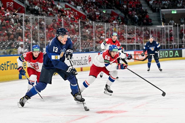 ZURICH, SWITZERLAND MAY 28 Jesse Puljujarvi of Finland in action chased by Jiri Tichacek of Czechia L and Tomas Cibulka of Czechia R during the 2026 IIHF Ice Hockey World Championship Switzerland game between Finland and Czechia at Swiss Life Arena on May 28, 2026 in Zurich, Zurich Zurich Swiss Life Arena Zurich Switzerland Copyright: xJustPictures.ch AndreaxBrancax jp-en-EuSpIm-JP7_ANB_FinCze_28052026_0115