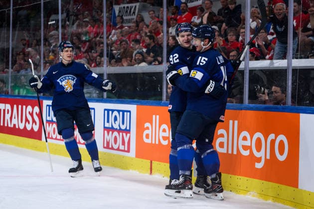 260528 Lenni Hämeenaho and Anton Lundell of Finland celebrates after 2 0 during the 2026 IIHF Ice Hockey World Championship quarterfinal match between Finland and Czech Republic on May 28, 2026 in Zürich Photo Jesper Zerman BILDBYRAN kod JZ JZ0735 ishockey ice hockey ishockey vm 2026 vm 2026 iihf world championship finland czech republic bbeng jubel celebrates finland  Copyright: JESPERxZERMAN BB260528JZ053