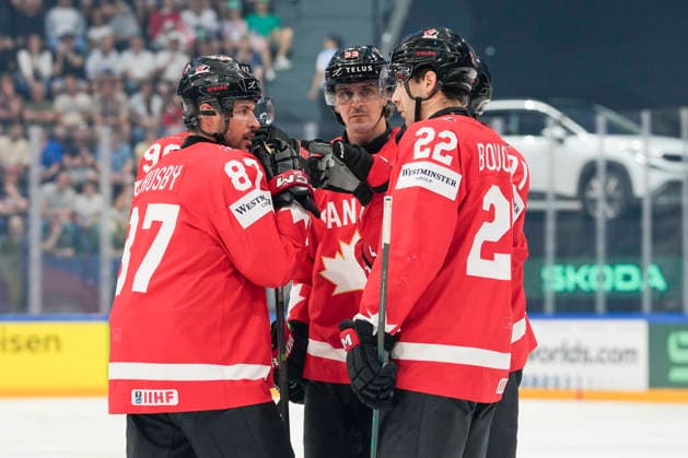 FRIBOURG, SWITZERLAND MAY 28 L R Sidney Crosby of Canada, Mark Scheifele of Canada, Evan Bouchard of Canada talking during a video review during the 2026 IIHF Ice Hockey World Championship Switzerland game between Canada and USA at BCF Arena on May 28, 2026 in Fribourg, Fribourg Fribourg BCF Arena Fribourg Switzerland Copyright: xJustPictures.ch JarixPestelaccix jp-en-EuSpIm-JP6_JAR_Canada_USA_28May2026_00009