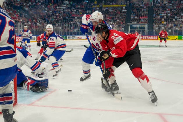 FRIBOURG, SWITZERLAND MAY 28 Dylan Cozens of Canada R against Ryan Lindgren of United States 2nd R during the 2026 IIHF Ice Hockey World Championship Switzerland game between Canada and USA at BCF Arena on May 28, 2026 in Fribourg, Fribourg Fribourg BCF Arena Fribourg Switzerland Copyright: xJustPictures.ch JarixPestelaccix jp-en-EuSpIm-JP6_JAR_Canada_USA_28May2026_00020