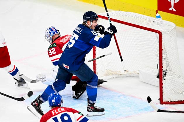 LKS 20260528 Anton Lundell of Finland scores the second goal of Finland against the goalkeeper Josef Korenar during the 2026 IIHF Ice hockey, Eishockey World Championships quarterfinal match between Finland and Czechia in Zurich on May 28, 2026. - RONI REKOMAA Zürich Switzerland a1iRnUVqMco  Copyright: xRonixRekomaax a1iRnUVqMco