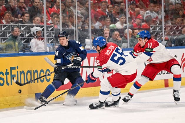 ZURICH, SWITZERLAND MAY 28 Konsta Helenius of Finland in action against Libor Hajek of Czechia L and Matyas Melovsky of Czechia R during the 2026 IIHF Ice Hockey World Championship Switzerland game between Finland and Czechia at Swiss Life Arena on May 28, 2026 in Zurich, Zurich Zurich Swiss Life Arena Zurich Switzerland Switzerland Copyright: xJustPictures.ch AndreaxBrancax jp-en-EuSpIm-JP7_ANB_FinCze_28052026_0192