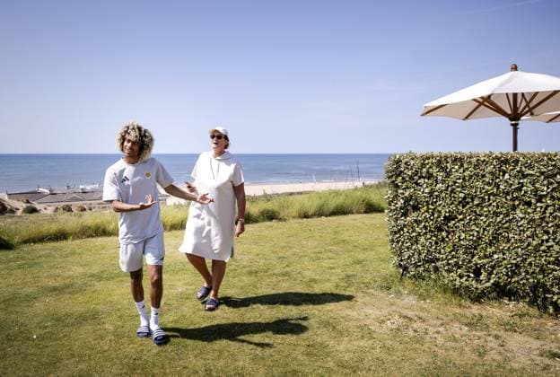 NOORDWIJK - Tahith Chong of Curacao in conversation with a tourist during a press event of the Curacao national team, Nationalteam The players are preparing for the World Cup at SJC Noordwijk under the leadership of national coach Dick Advocaat. ROBIN VAN LONKHUIJSEN ANP xVIxANPxSportx xxANPxIVx 559524563 originalFilename: 559524563.jpg