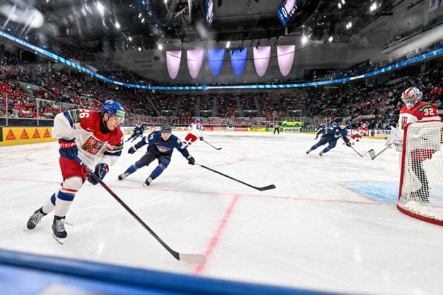 ZURICH, SWITZERLAND MAY 28 Jiri Tichacek of Czechia in action chased by Lenni Hameenaho of Finland during the 2026 IIHF Ice Hockey World Championship Switzerland game between Finland and Czechia at Swiss Life Arena on May 28, 2026 in Zurich, Zurich Zurich Swiss Life Arena Zurich Switzerland Copyright: xJustPictures.ch AndreaxBrancax jp-en-EuSpIm-JP7_ANB_FinCze_28052026_4137