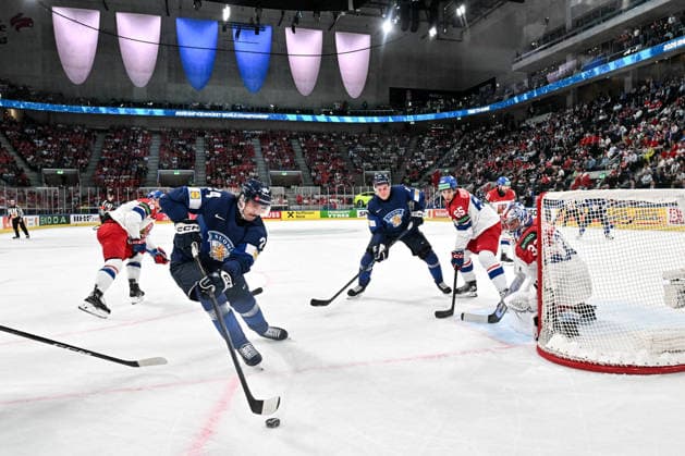 ZURICH, SWITZERLAND MAY 28 Hannes Bjorninen of Finland L plays the puck in front of goalkeeper Josef Korenar of Czechia during the 2026 IIHF Ice Hockey World Championship Switzerland game between Finland and Czechia at Swiss Life Arena on May 28, 2026 in Zurich, Zurich Zurich Swiss Life Arena Zurich Switzerland Switzerland Copyright: xJustPictures.ch AndreaxBrancax jp-en-EuSpIm-JP7_ANB_FinCze_28052026_4383