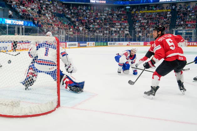 FRIBOURG, SWITZERLAND MAY 28 goalkeeper Devin Cooley of United States L can™t saves on Macklin Celebrini of Canada not shown during the 2026 IIHF Ice Hockey World Championship Switzerland game between Canada and USA at BCF Arena on May 28, 2026 in Fribourg, Fribourg Fribourg BCF Arena Fribourg Switzerland Copyright: xJustPictures.ch JarixPestelaccix jp-en-EuSpIm-JP6_JAR_Canada_USA_28May2026_00058